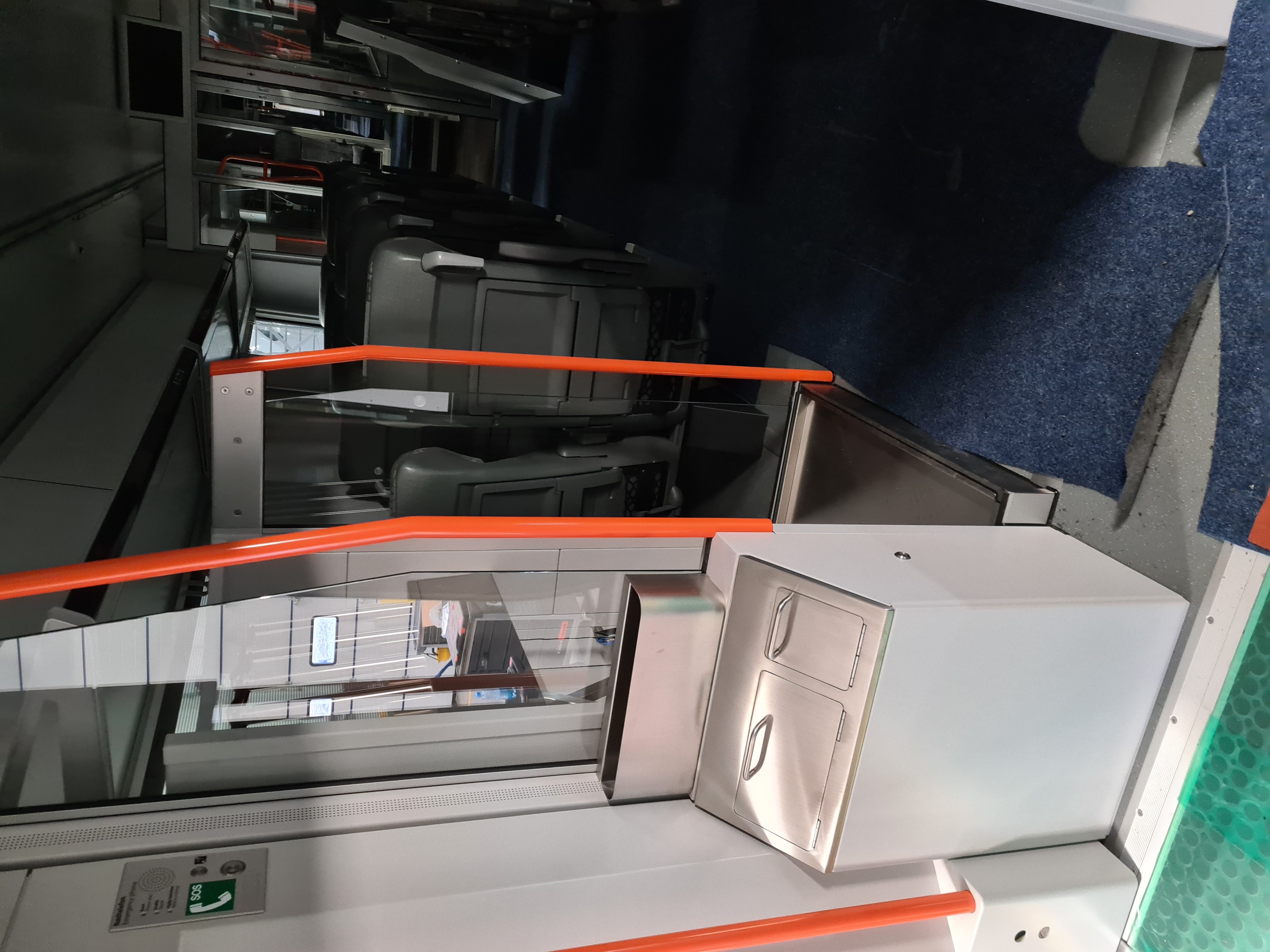 Abfallbehälter mit Zeitungssammler